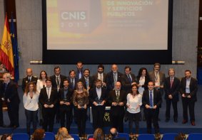 Los premiados, con sus galardones, al finalizar el acto.